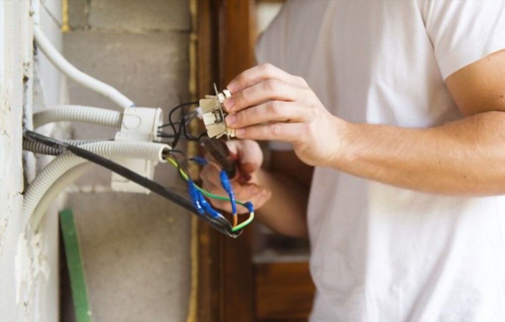 Electrical contractors VS electricians: – What should you know about them?
